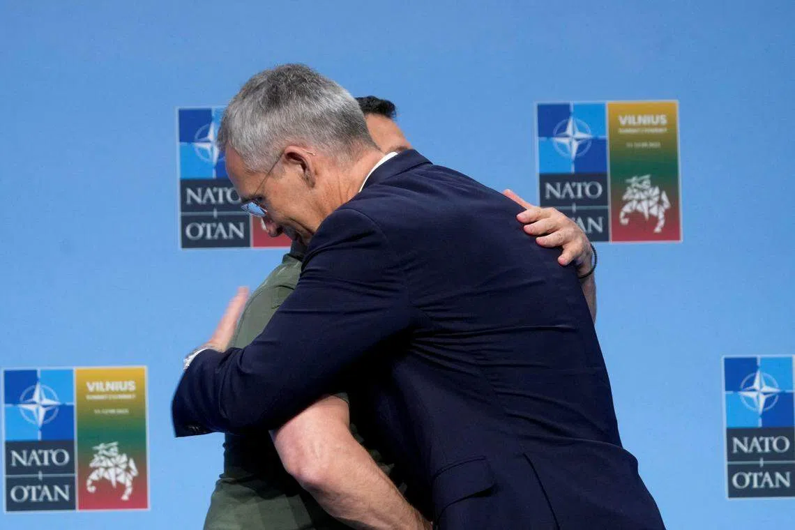 乌克兰虽未如愿加入北约，但北约秘书长斯托尔滕贝格（右）曾表明，基辅或在未来成为联盟一员。（路透社）