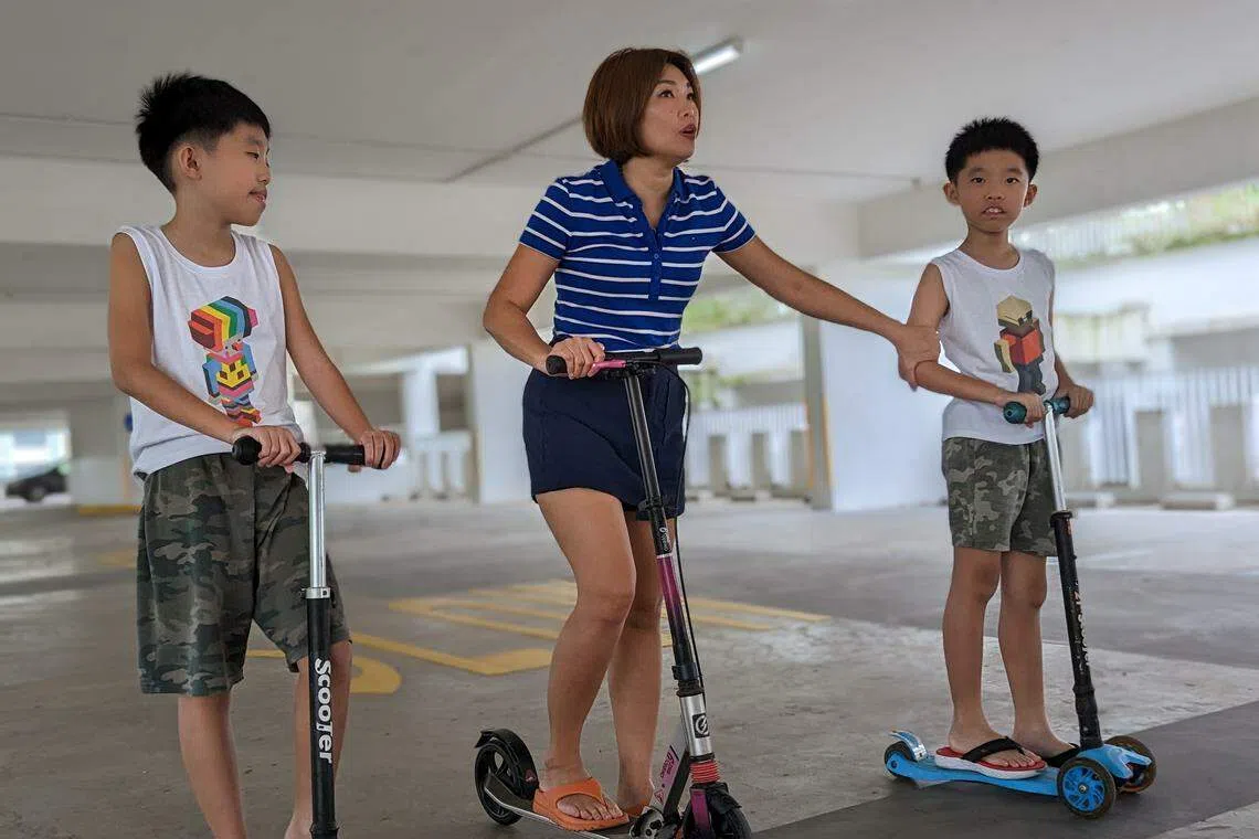 郭美冰是兄弟俩的大玩伴，陪他们跑、陪他们跳；她总是尽全力开发儿子的潜力，只希望兄弟两学会与世界相处。（杨雯婷摄）