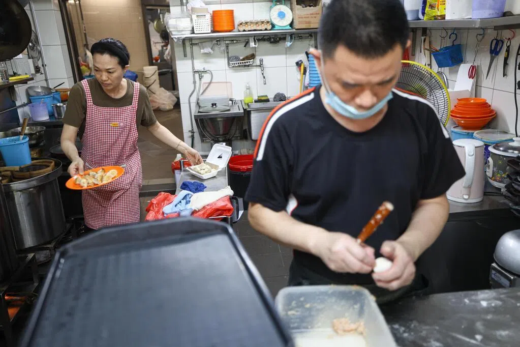 口罩令解除首日 小贩中心摊贩多摘口罩 冷气食阁员工仍戴着