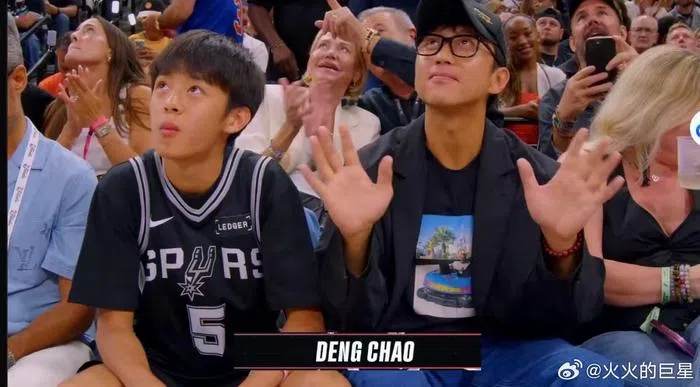 邓超（右）和等等到美国看NBA比赛，难得曝光儿子的正面。（互联网）