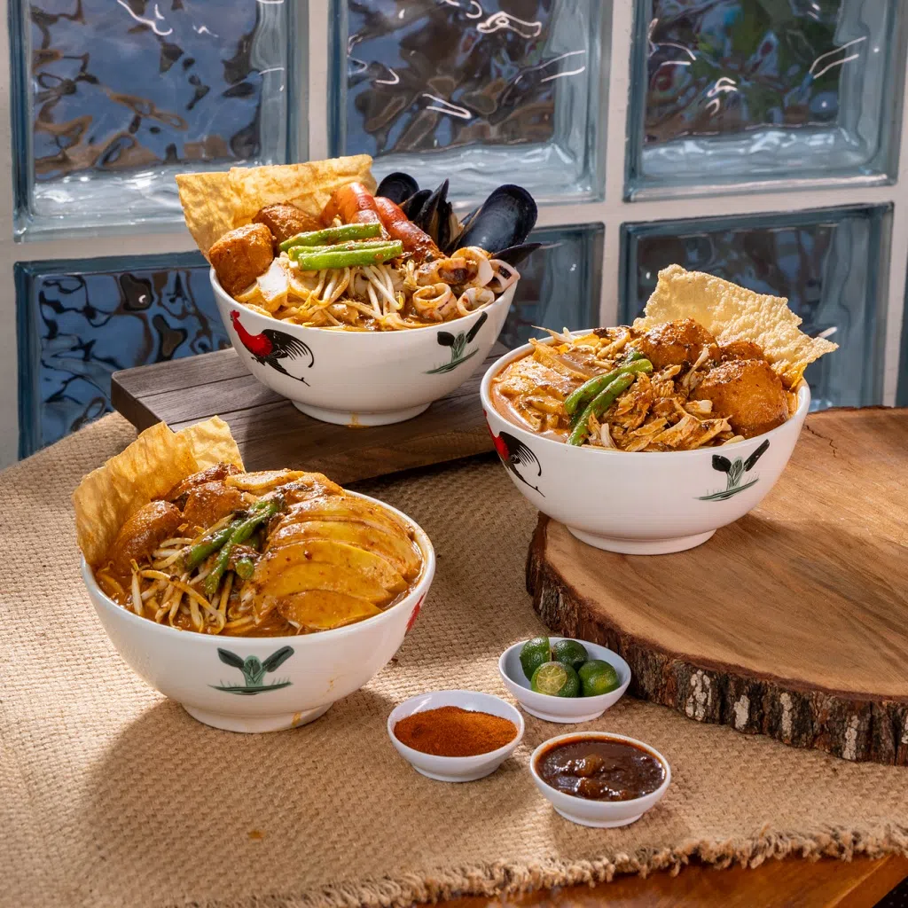 除了以面条、米粉或粿条搭配每天新鲜熬煮的福气叻沙汤底，也推荐搭配店家自制的数种健康蔬菜口味的米粉粿。（图/福气安康提供）