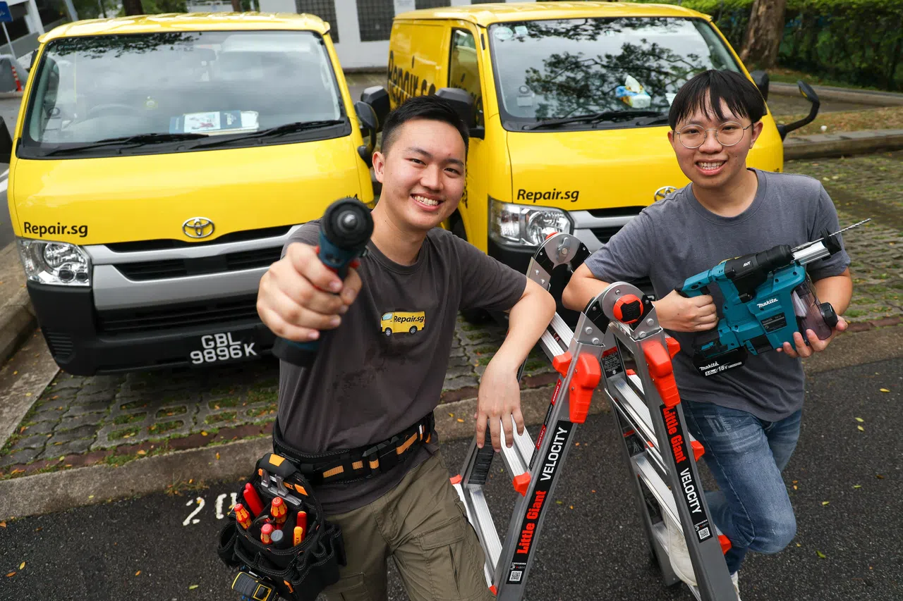 周凯和弟弟周涵于2016年创立了家电维修服务公司Repair.sg，提供上门维修水管和冷气机、杀虫等服务。（张俊杰摄）