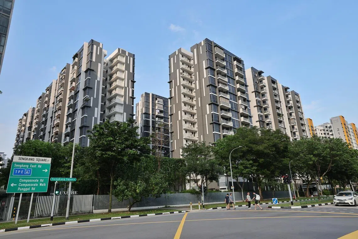 盛港广场乐丰轩（La Fiesta）公寓共有810个单位，紧邻盛港地铁站和 Compass One 购物中心。（唐家鸿摄）