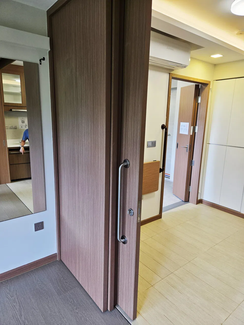 有居民反映，卧房和客厅之间的木制拉门有一点重，年长者可能会拉不动，而且还占空间，提高家具摆设的困难。（林伟杰摄）