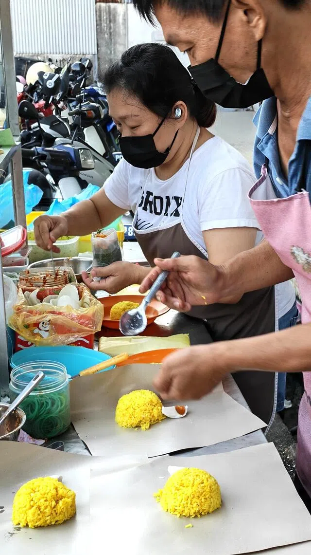 阿源夫妻清晨就开始备料，2015年开业至今，赢得街坊好口碑。（陈爱薇摄）