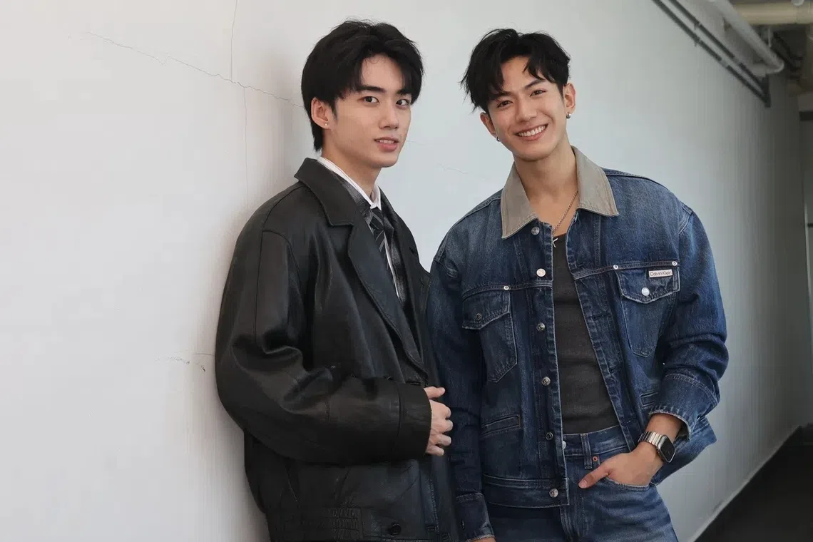 记者请阿嫲Taew从这张杨言（左）和陈业文的合照中挑选“狮城金孙”。（档案照）