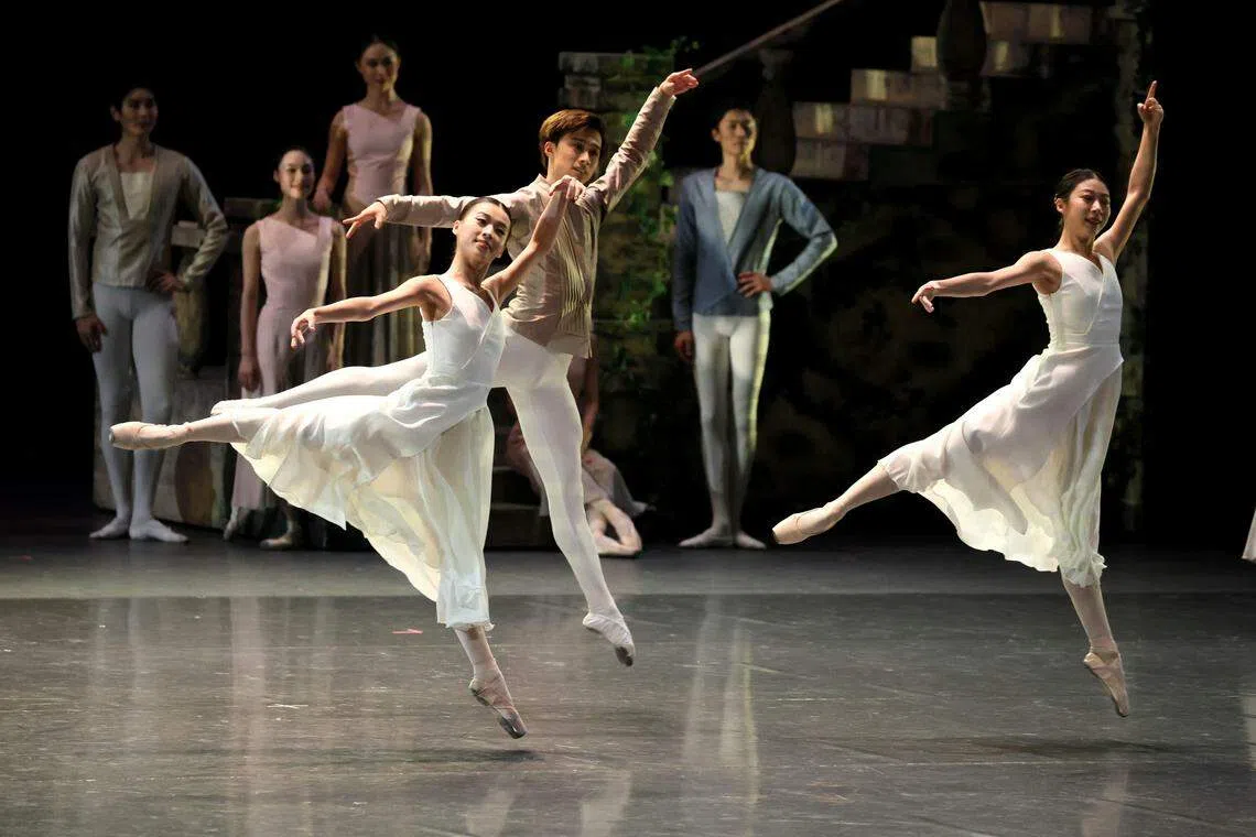 苏州芭蕾舞团将独树一帜的东方韵味完美融入《天鹅湖》。（龙国雄摄）