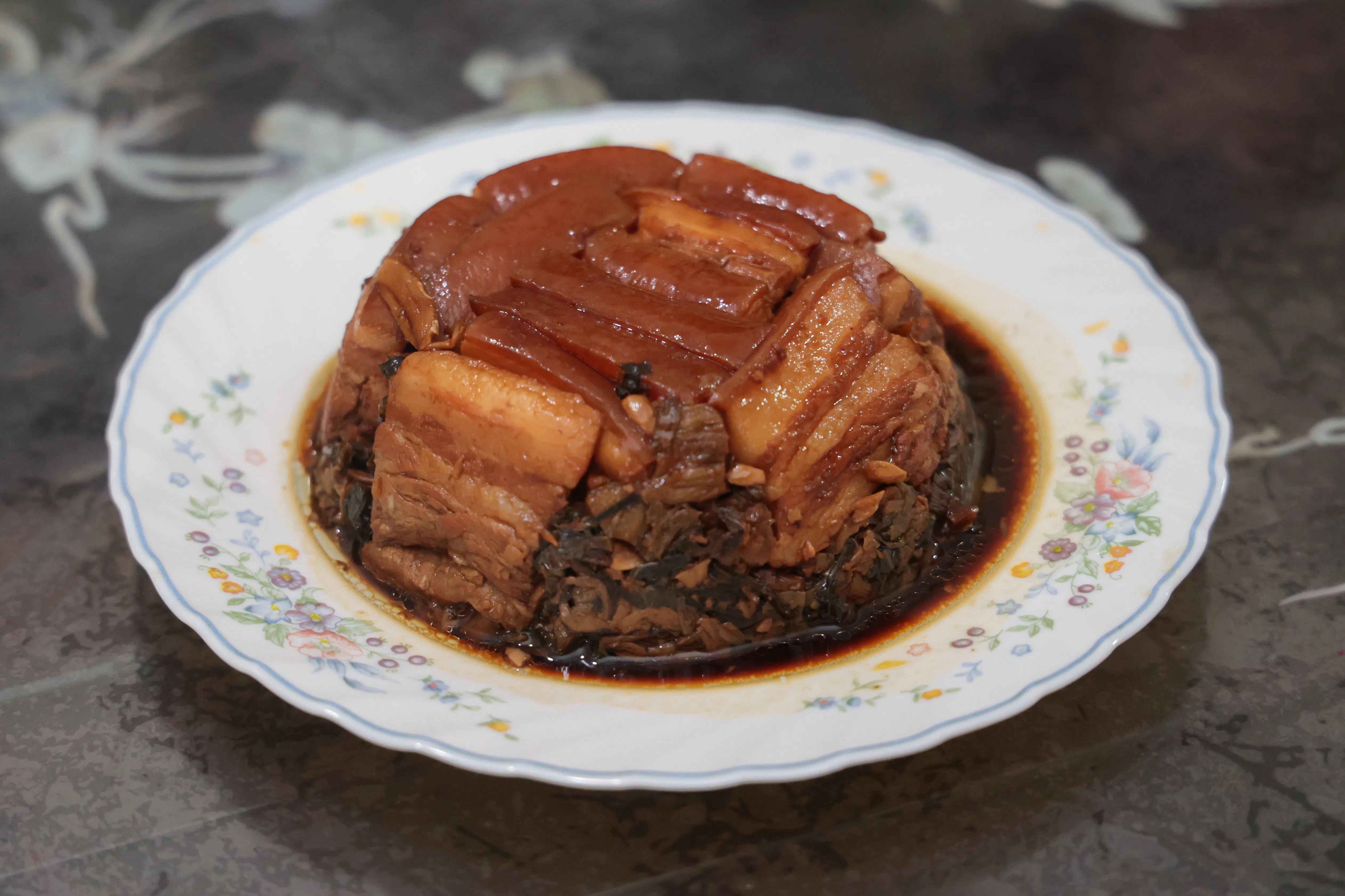 令人垂涎的客家梅菜扣肉。（李冠卫摄）
