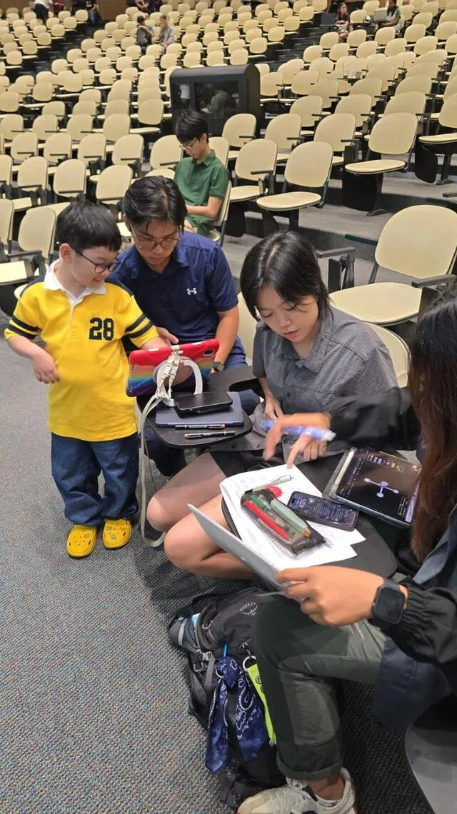像颖恩这样充满求知欲的孩子，能进入真实的大学环境里学习，不仅满足了他吸取新知识的好奇心，也让他结识了许多跟他一样喜欢科学的大朋友。（郑婕仪提供）