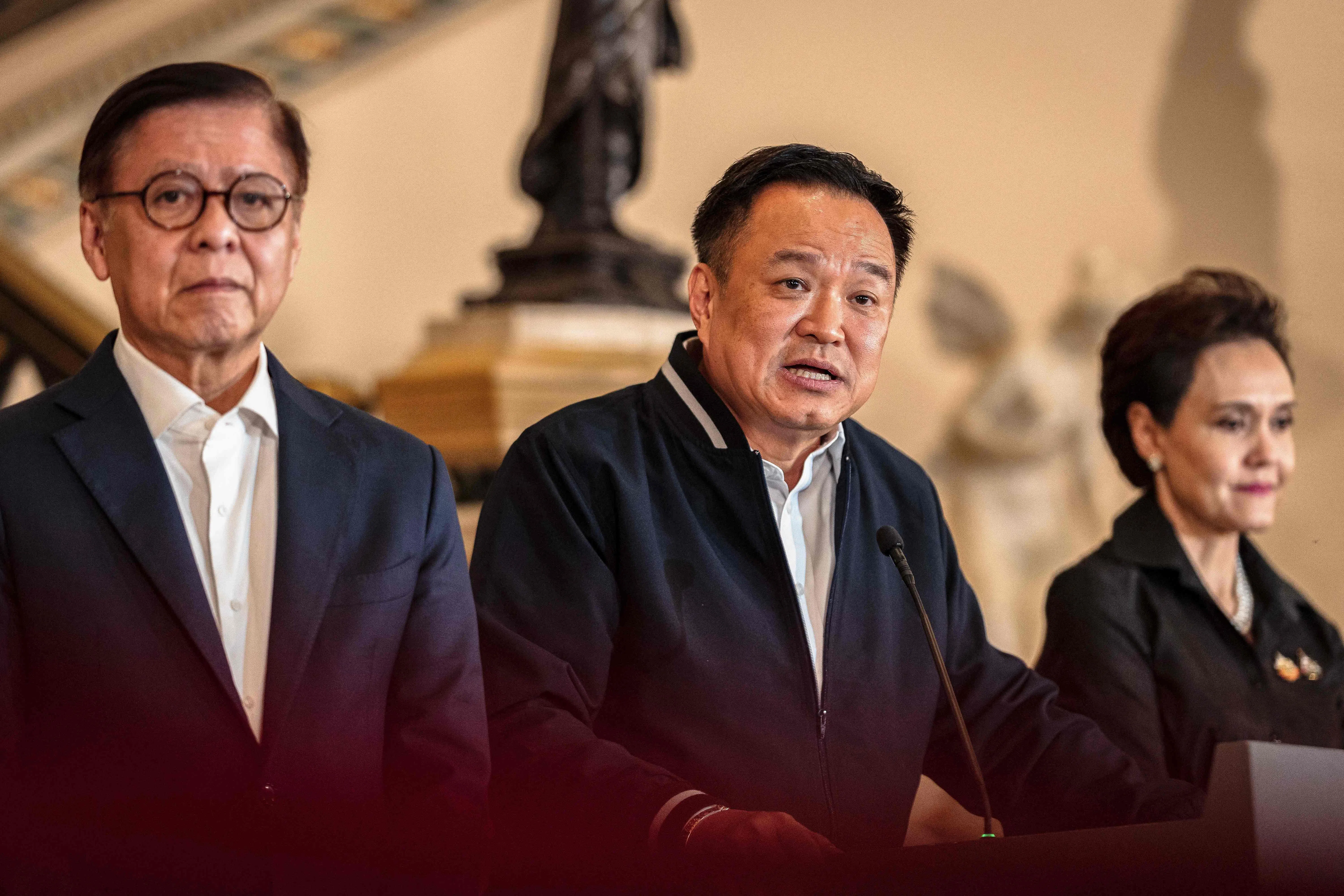 阿努廷（中）12月12日晚举行新闻发布会说，他请特朗普告诉柬埔寨，停止对泰国的敌对行动，撤军并清除所有地雷。（法新社）