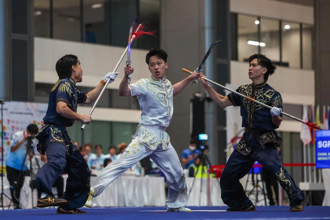 我国男子武器对练组合（左起）郑宇轩、王子铭和曾俊恺发挥不佳，排名垫底。（白艳琳摄）