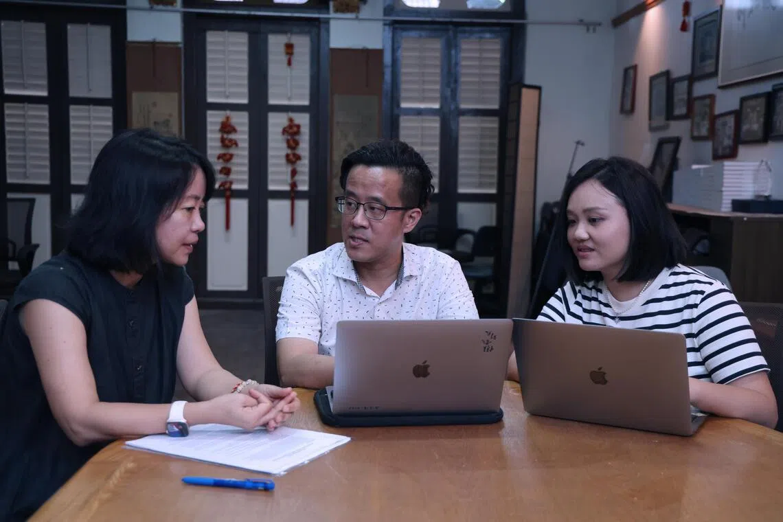 辅助金评审团成员吴晓媛（左起）、曾昭程和随庭探讨计划细节。（梁麒麟摄）