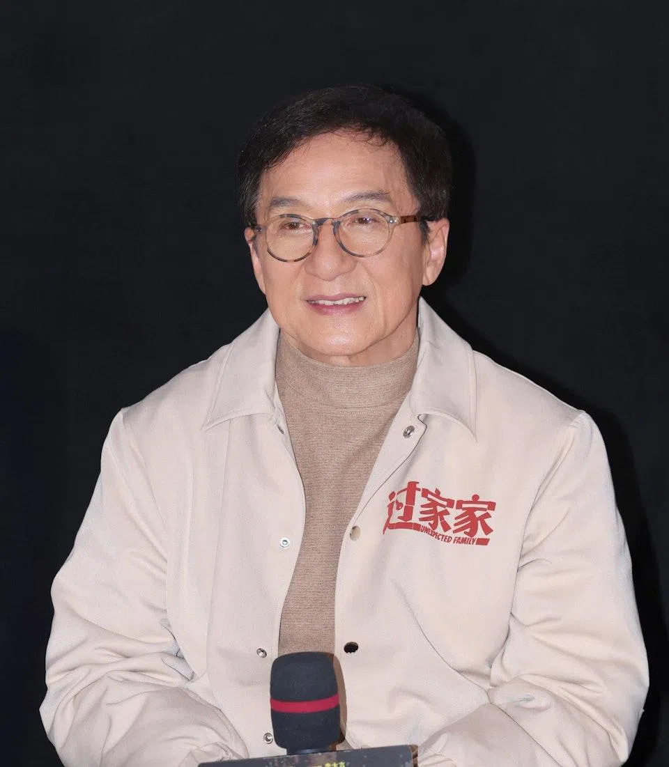 成龙为保护“单身硬汉”形象，接受公司严苛的“三不原则”规定。（取自成龙微博）