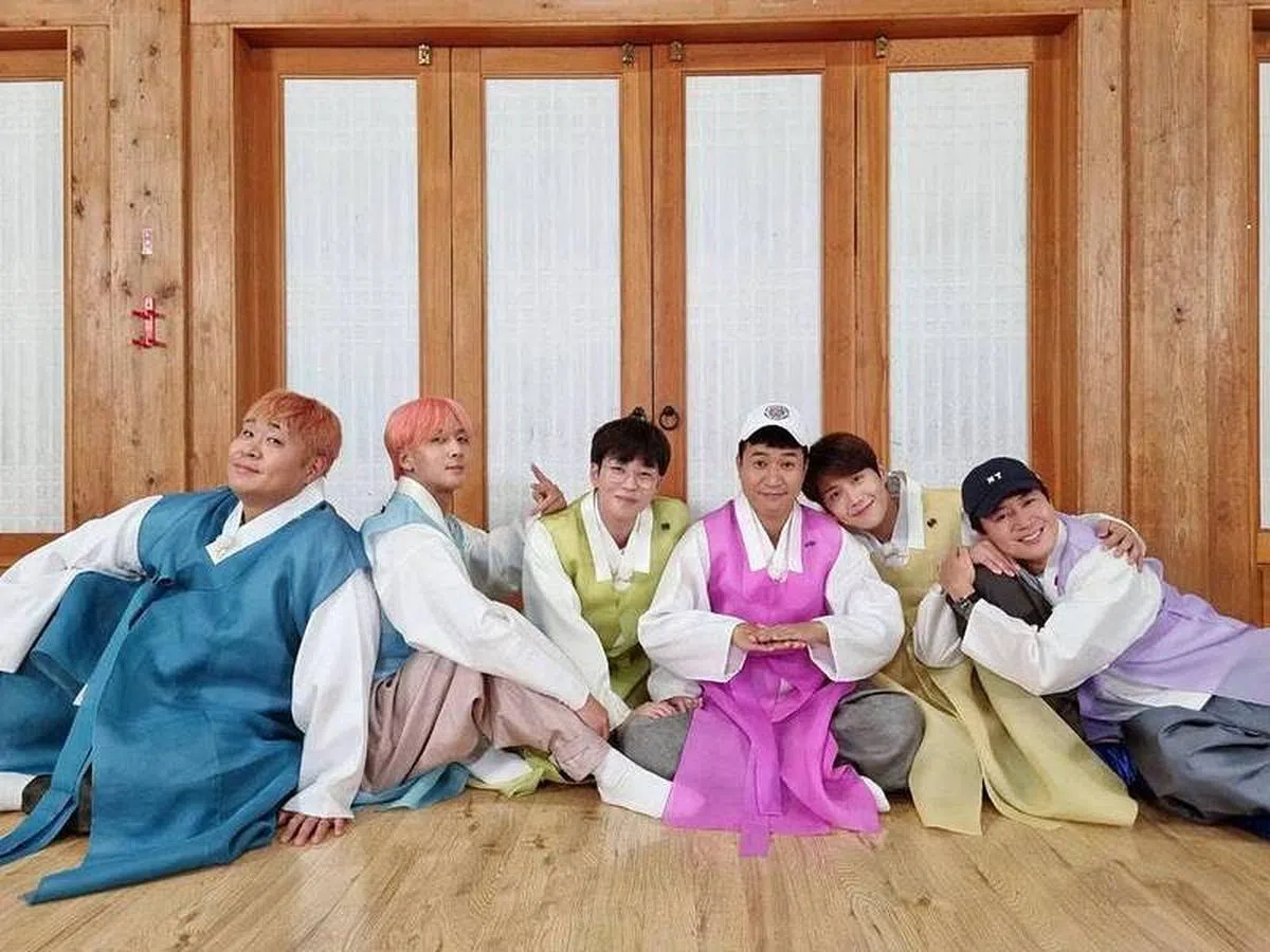 金宣虎（右2）去年因丑闻退出《2天1夜》。（互联网）