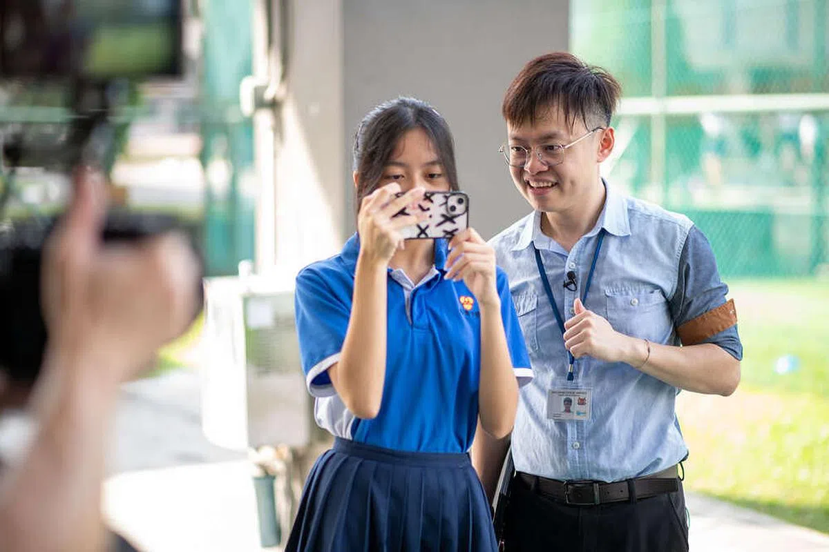 陈嘉豪今年带领中二华文教师推行了“南侨校园报报报”活动，让学生化身新闻记者，以校内的课程辅助活动为主题进行采访任务。
