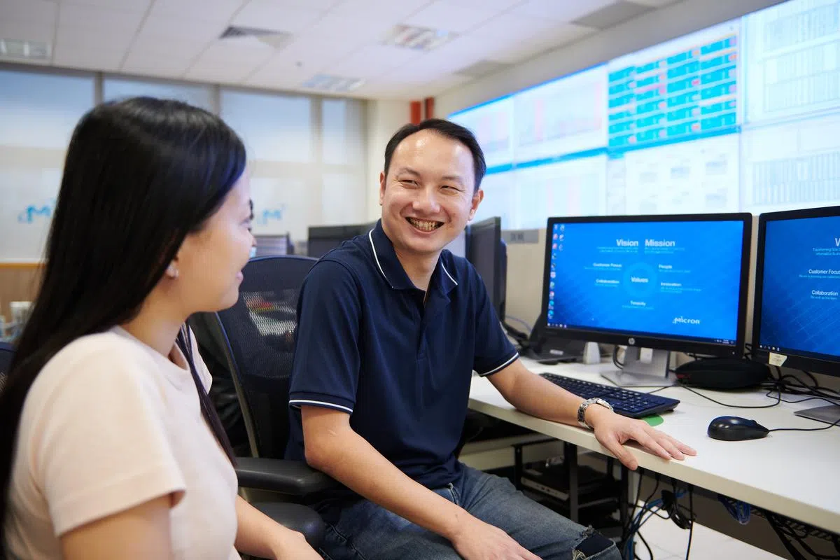 患有先天大脑性麻痹症的张银龙（面向镜头者），在公司也和其他同事有一样的进修和晋升机会。（图/新报业媒体)