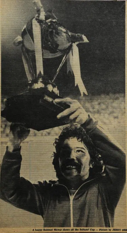 拉玛特·马瓦尔捧起苏丹金杯，成为首名在旧国家体育馆夺冠的队长。（档案照片）