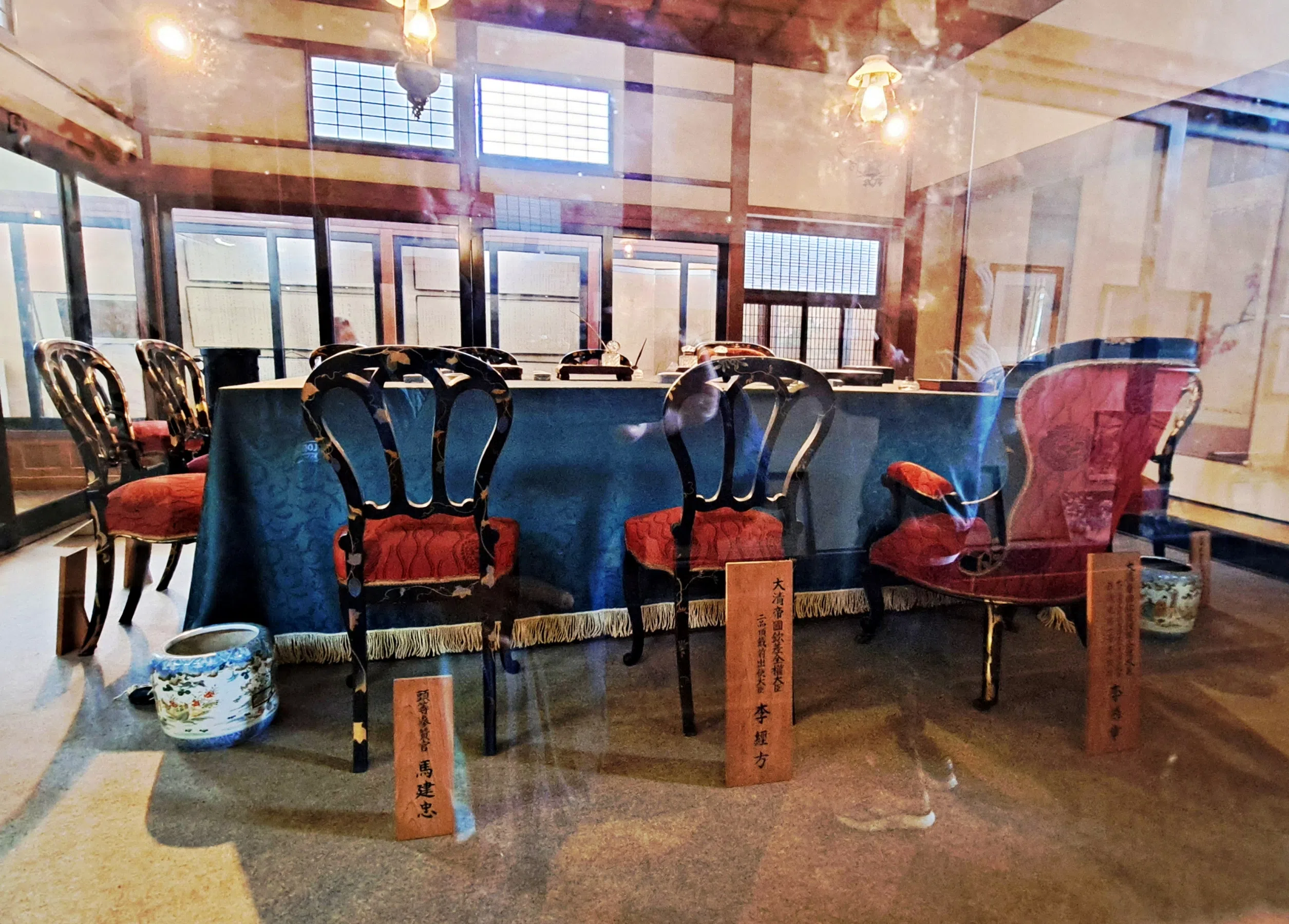 日清讲和纪念馆内复原《马关条约》谈判场景，右一为李鸿章座位。（作者提供）