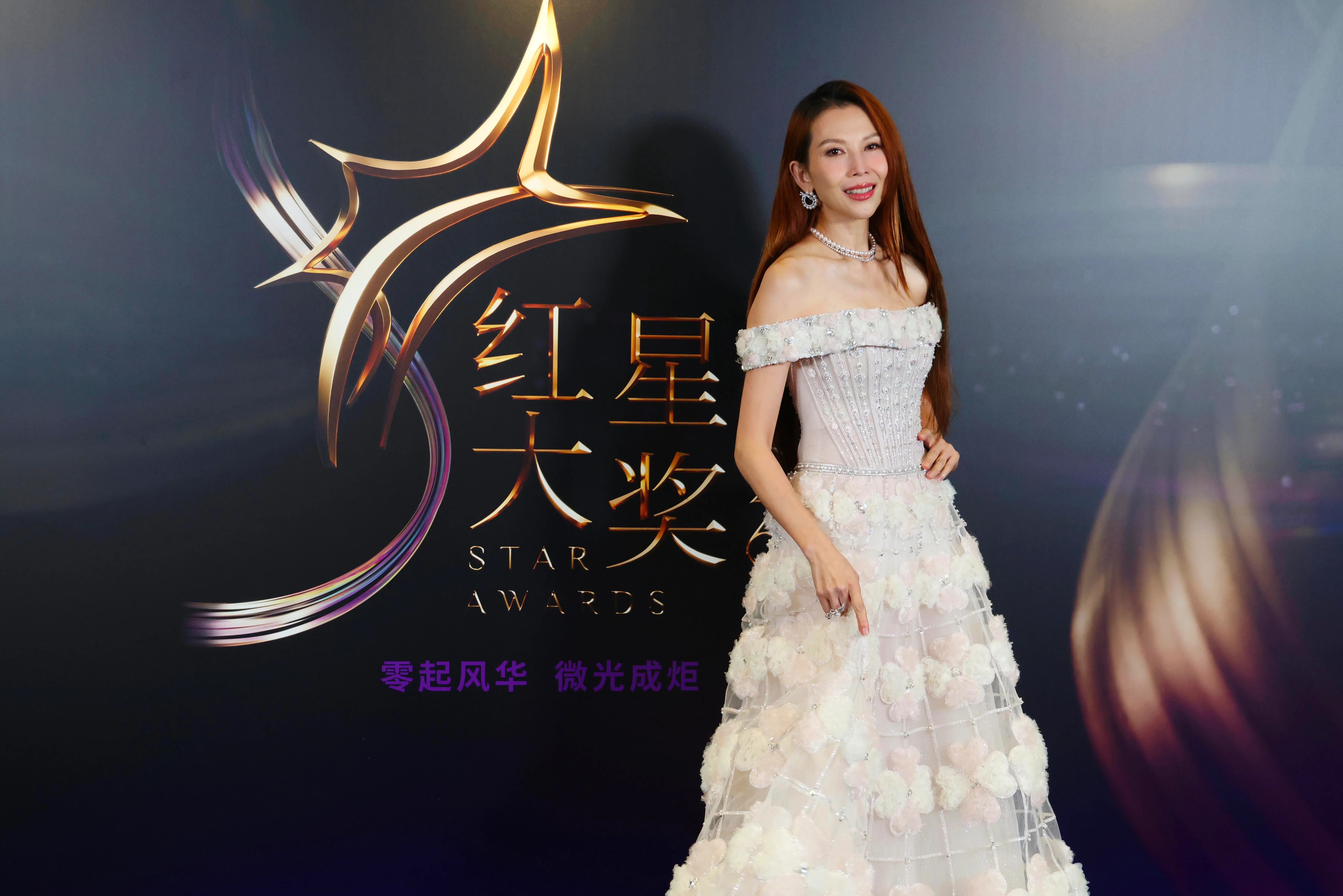 蔡少芬担重任，颁发“十大最受欢迎男女艺人”奖项。（郑一鸣摄）