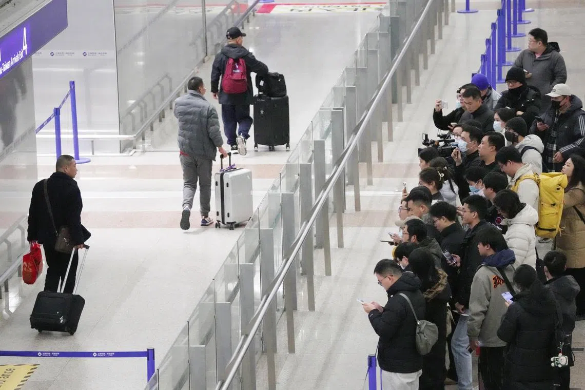 1月11日凌晨，多家媒体在上海浦东机场旅客出口等待王星现身，不过据报王星最后是以其他出口离开机场，让记者们扑了个空。王星乘坐的上海航空公司航班FM840是于1月11日零时55分抵达上海。（中新社）