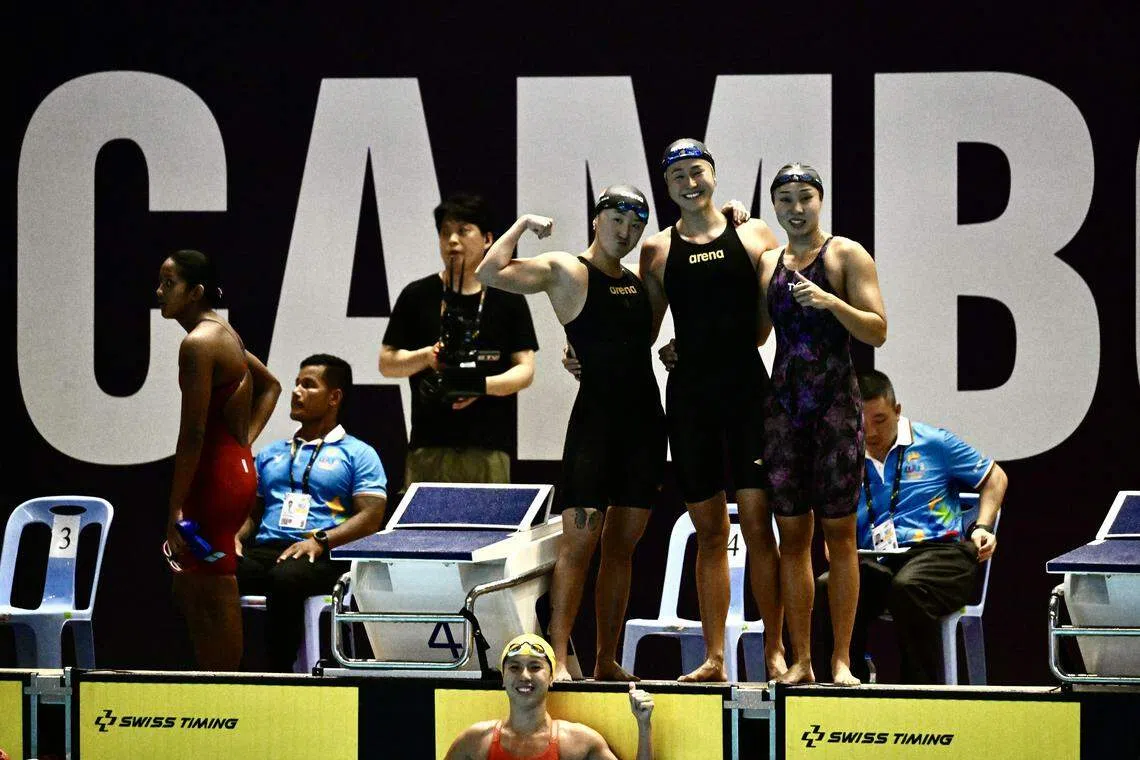 游泳接力女队柯敬文（上左起）、柯婷文、陈诗敏，以及林香杞（水中）为我国进账第1000枚东运会金牌。（海峡时报）