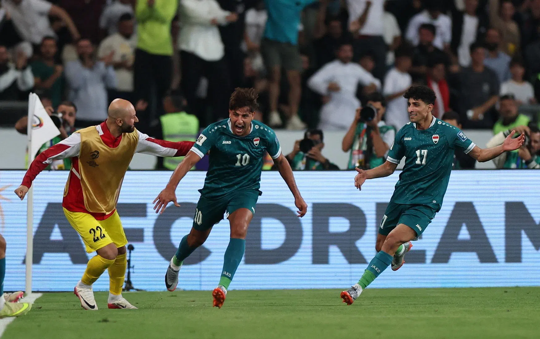 替补登场的穆罕纳德·阿里（中）为伊拉克扳平比分，也吹响了球队的反击号角。（路透社）