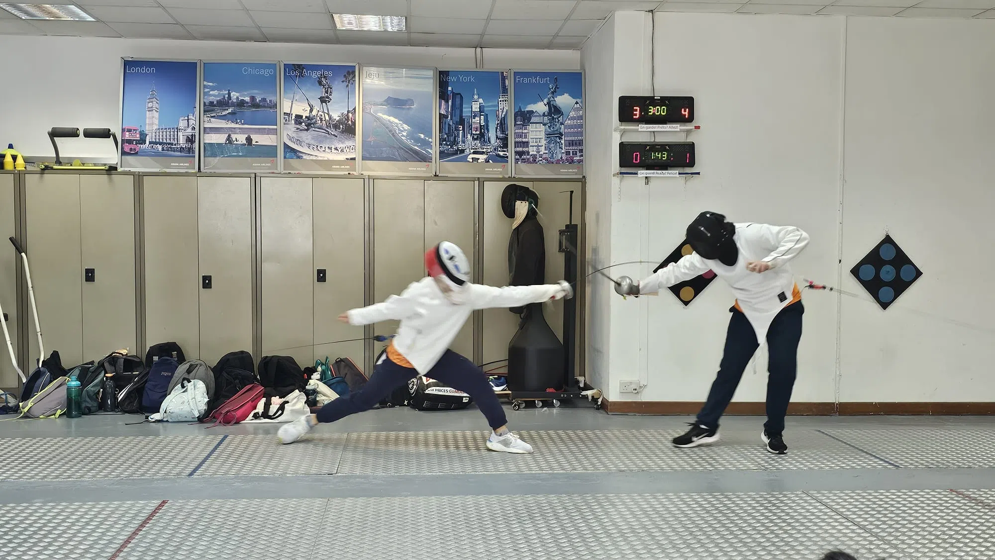 学生轮流上场，穿戴整齐的护具与面罩，手持佩剑，在击剑场上展开一场场紧张激烈的对决。（安德逊实龙岗初院提供）