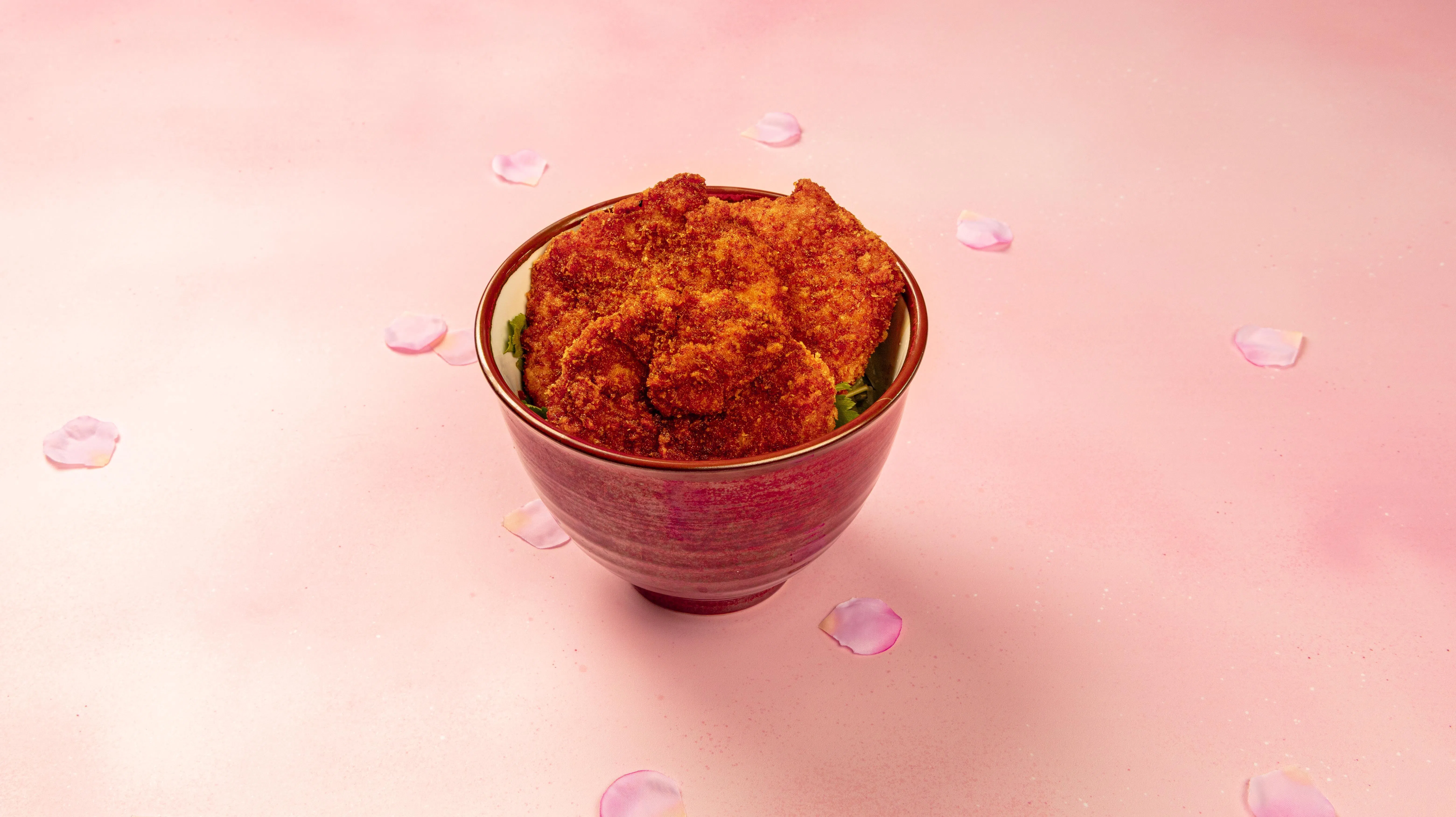 群马的猪里脊盖饭将厚切猪里脊炸至金黄酥脆，搭配特制酱汁与米饭。（餐馆提供）