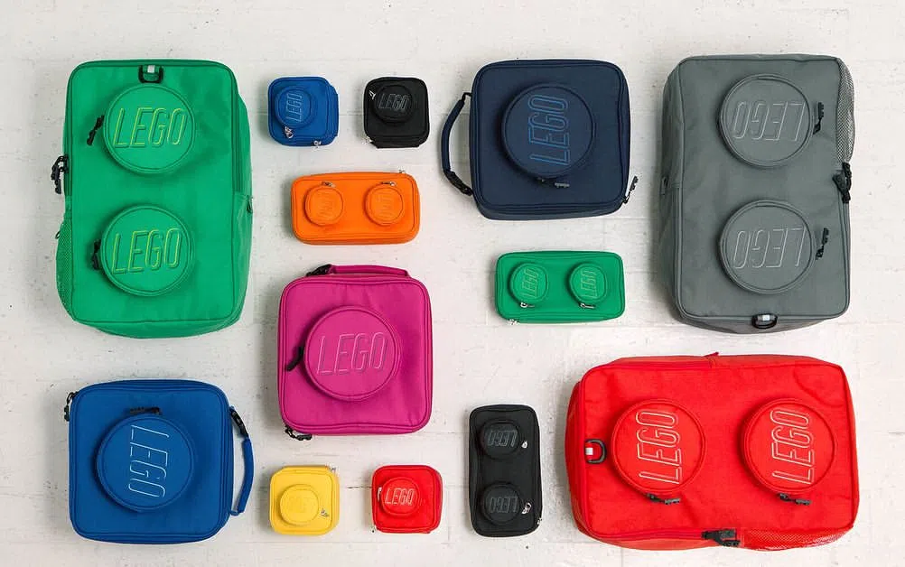 多彩乐高背包，点亮童年回忆。（互联网）