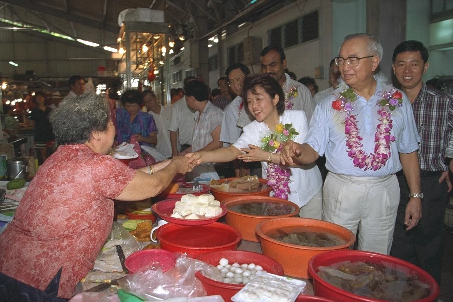 1997年全国大选，牛车水单选区并入牛车水—东陵集选区，时任财政部长胡赐道（右二）带领团队新人梁莉莉医生（右三）同区内的摊贩见面。（档案照片）