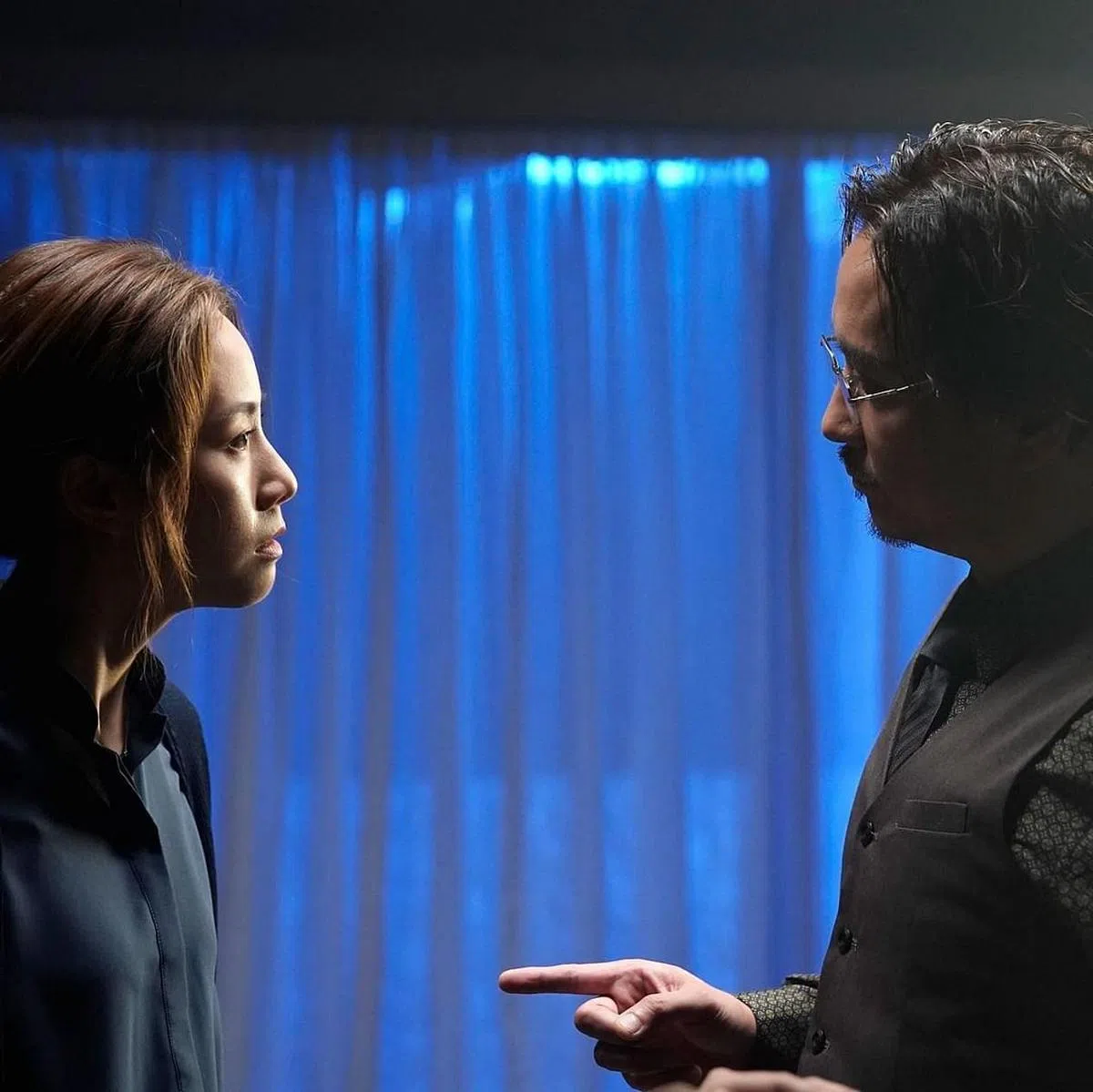 邓丽欣（左）和谢君豪双双饰演精神科医生。（互联网）