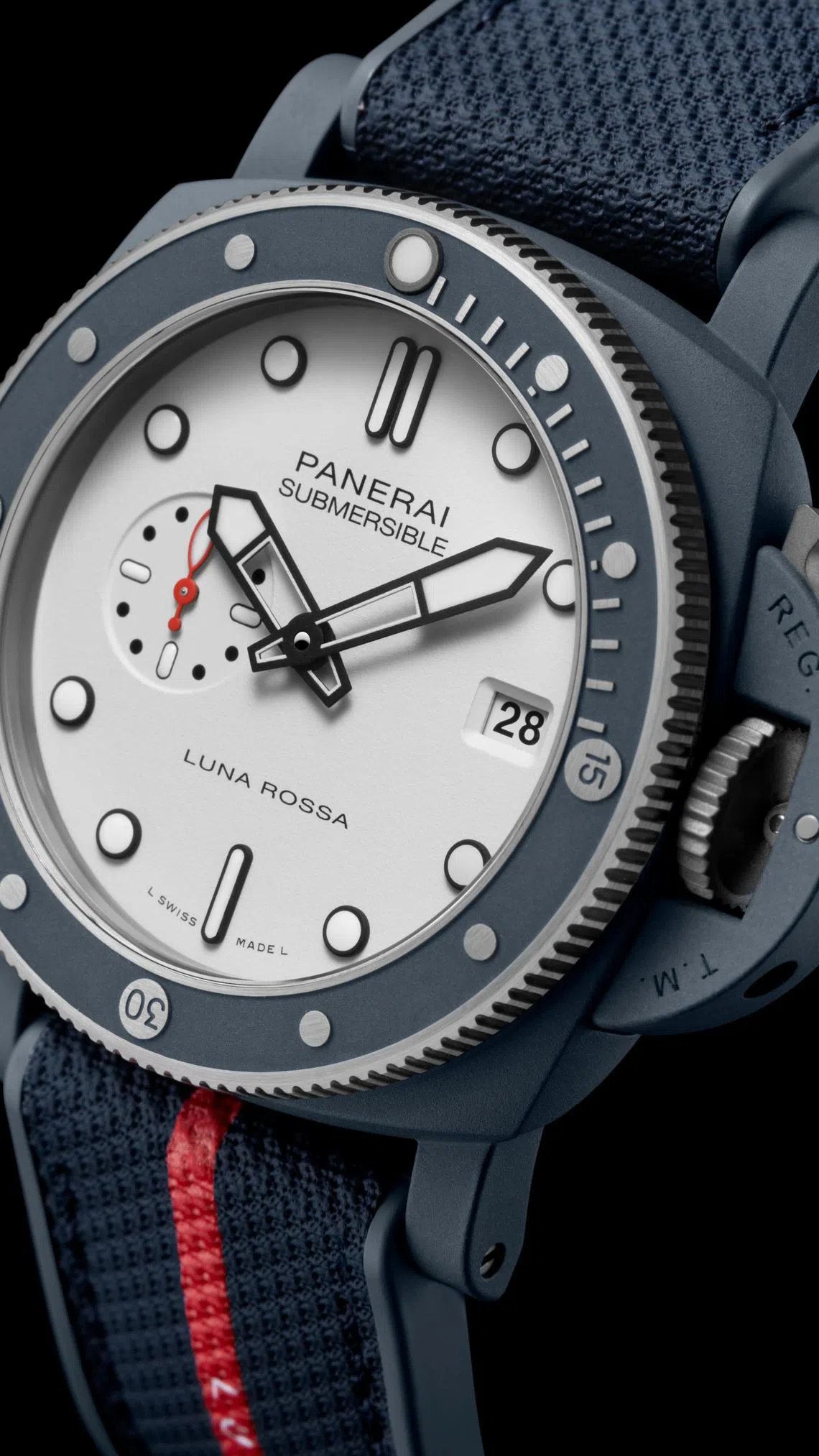 PAM01543采用哑光白色颗粒感表盘，饰有Luna Rossa字样和红色小秒针，致敬帆船队。（沛纳海提供）