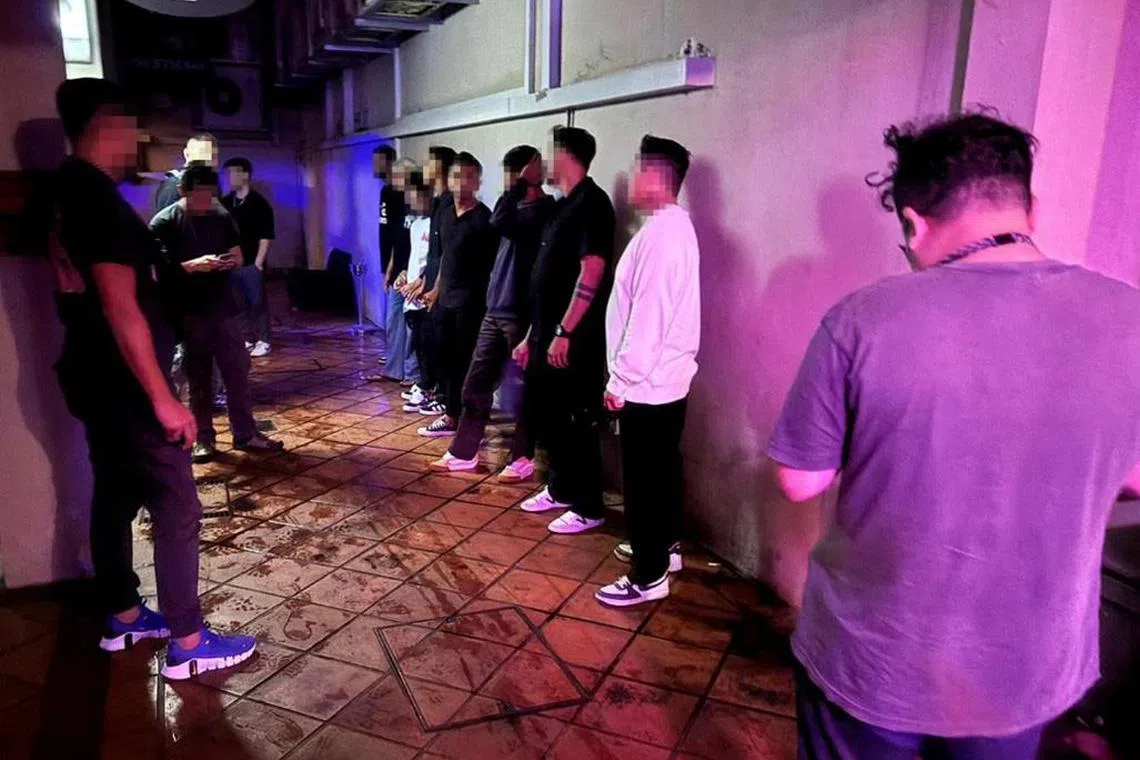 警方在两天执法活动中检查超过100人。（新加坡警察部队提供）
