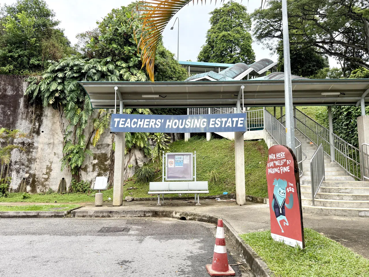 太戈尔道通往杨厝港路的长楼梯，附近有长椅、诗词碑刻，还有颜色缤纷的告示牌。（陈映蓁摄）
