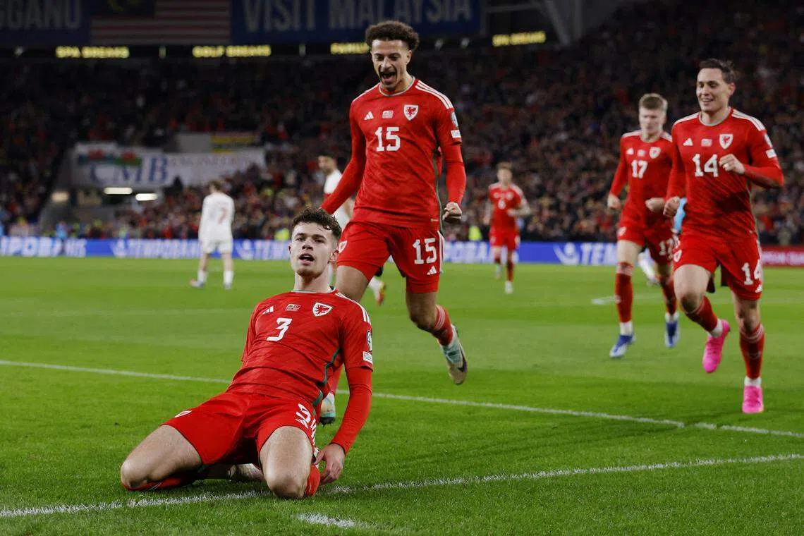 威尔士后卫威廉姆斯（3号）进球后跪地庆祝。（路透社）