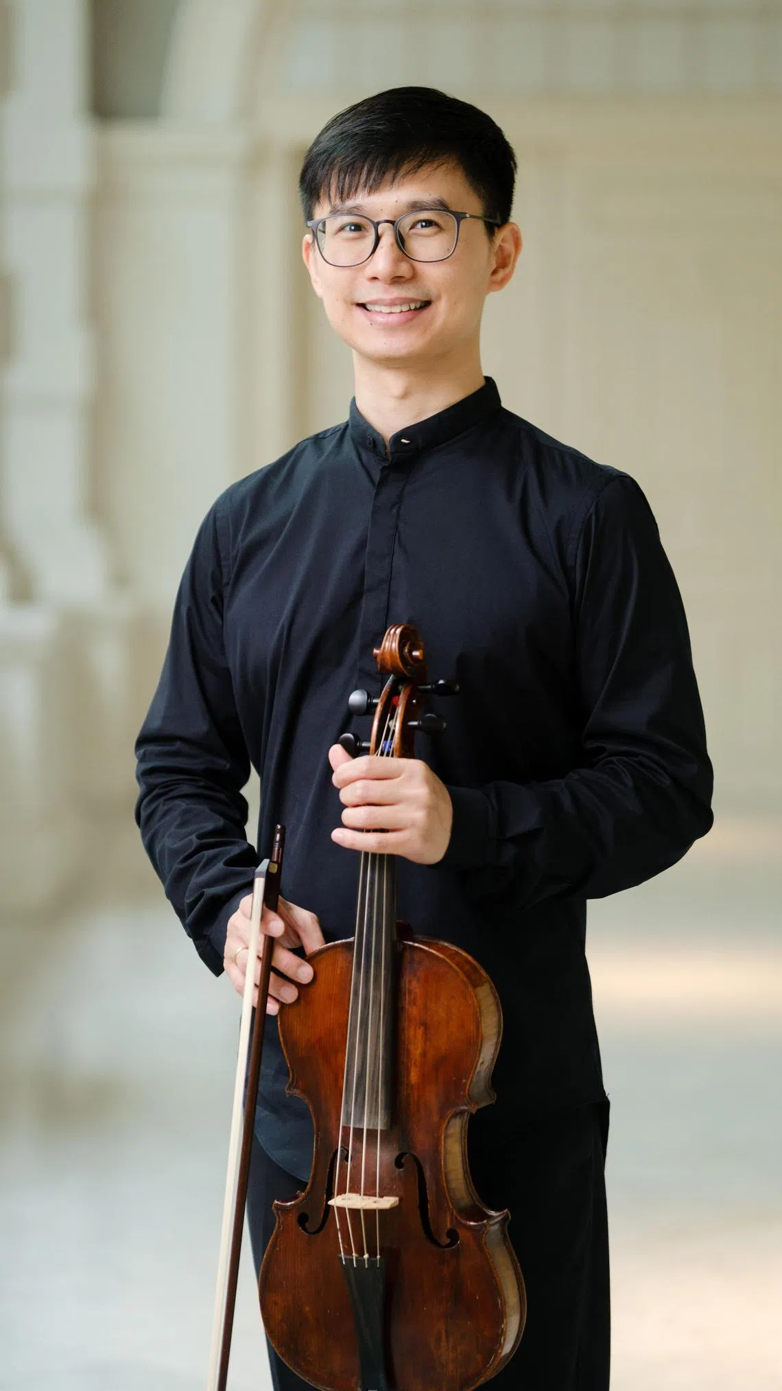 陈长毅擅长演奏小提琴和中提琴，常参与本地乐团红点巴洛克的演奏。（受访者提供）