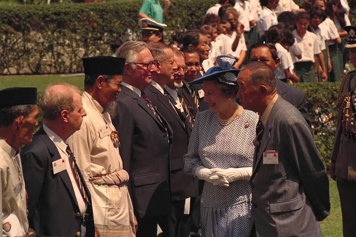 1989年10月11日，伊丽莎白女王造访克兰芝战争纪念馆，向第二次世界大战中牺牲的士兵敬献花圈，并与退伍军人交谈。（档案照）