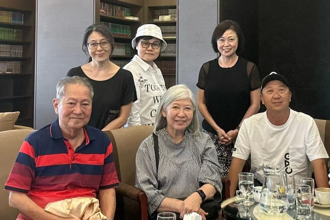 蔡萱（前排左起）、资深艺人李茵珠和前制作人廖明利、蔡萱女儿蔡珊（后排左起）、前监制王尤红和向云之前在聚会上合影。（王尤红提供）