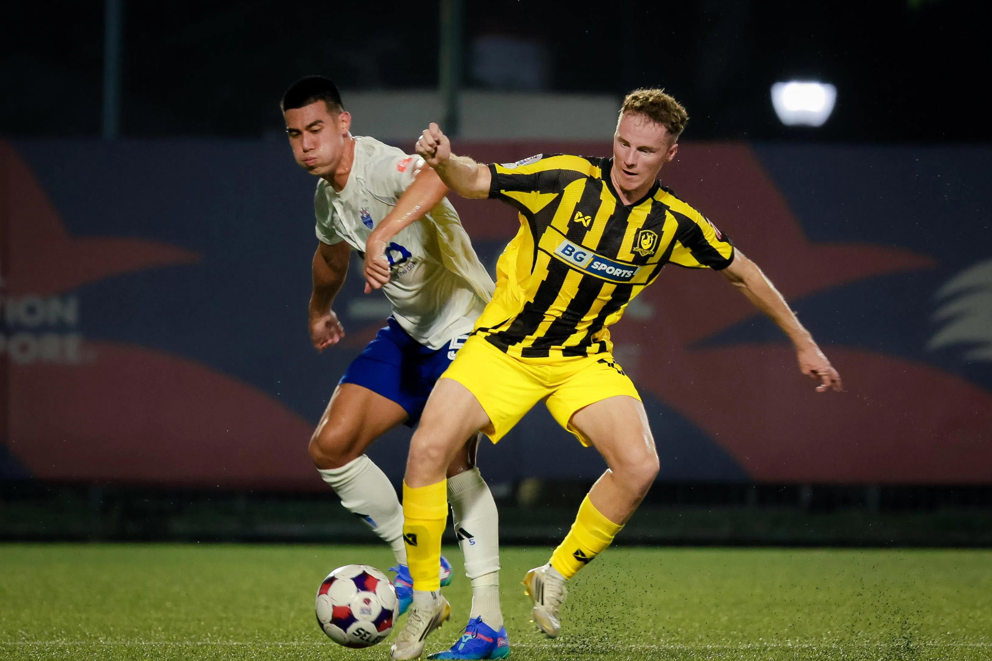 新加盟淡滨尼流浪的澳大利亚籍翼将布哈加尔（右）在开场第二分钟就闪电破门，随后上演梅开二度，首秀表现极佳。（海峡时报）