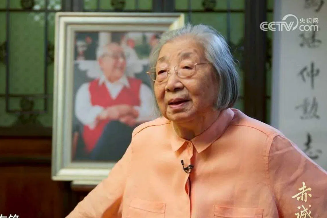 习仲勋遗孀齐心在片中亮相受访，忆述习仲勋往事。（央视视频截屏）