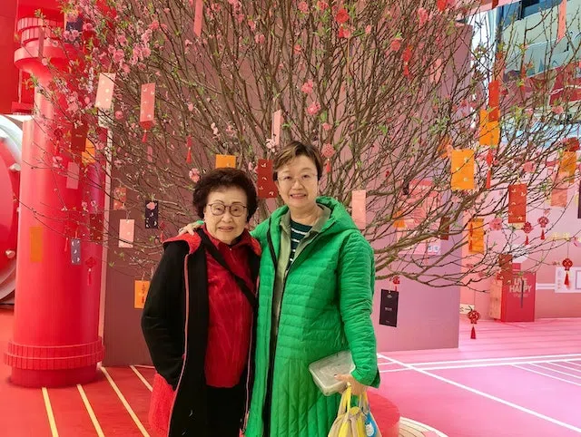 “容姨”谭倩红（左）与编剧陈宝华相聚。（互联网）