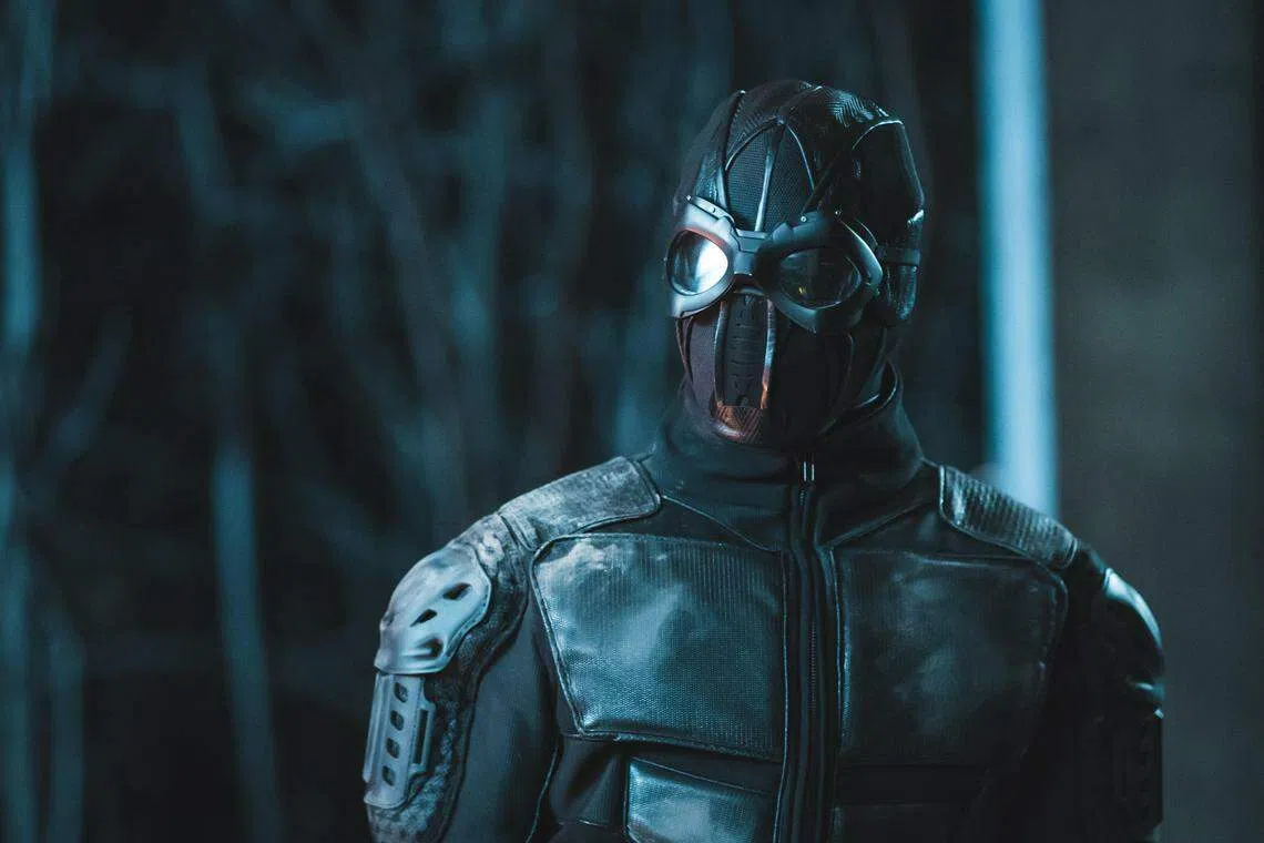 以这身打扮拍打斗戏，周元说总是看不清前方，动作也受局限。（tvN提供）