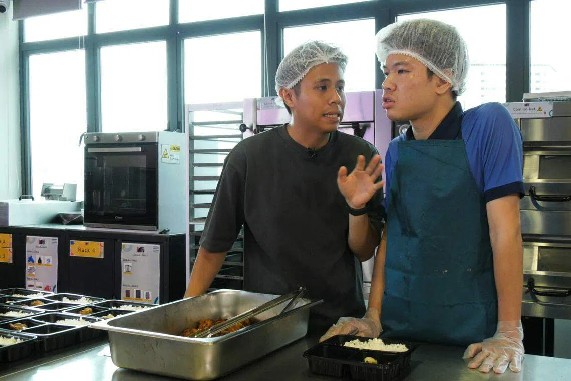 中心创办者夫妇的儿子阿什拉夫（Mohd Ashraf，右）是自闭症人士，目前也受聘于Ashraf’s Cafe。（视频截图）