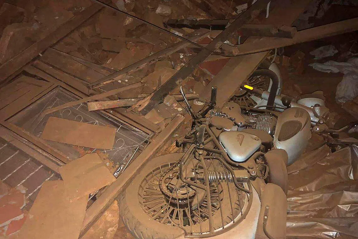 尼泊尔星期六（11月4日）凌晨的地震已夺走60多条人命。图为贾雅科特地区满地玻璃碎片，倒下的电单车沾满泥土。（法新社）