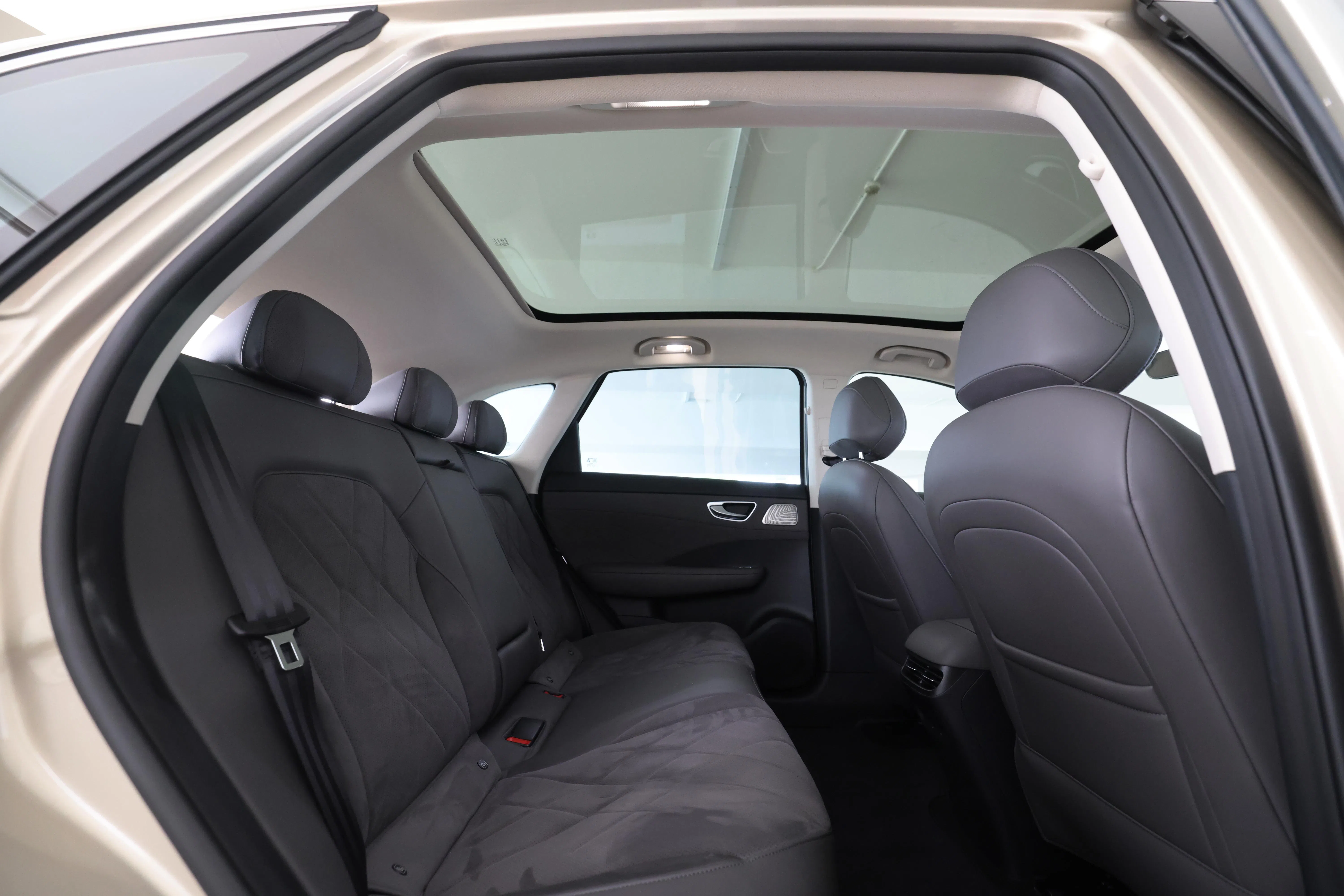 后排空间宽敞，三名成年人并排乘坐不是问题。（唐家鸿摄）