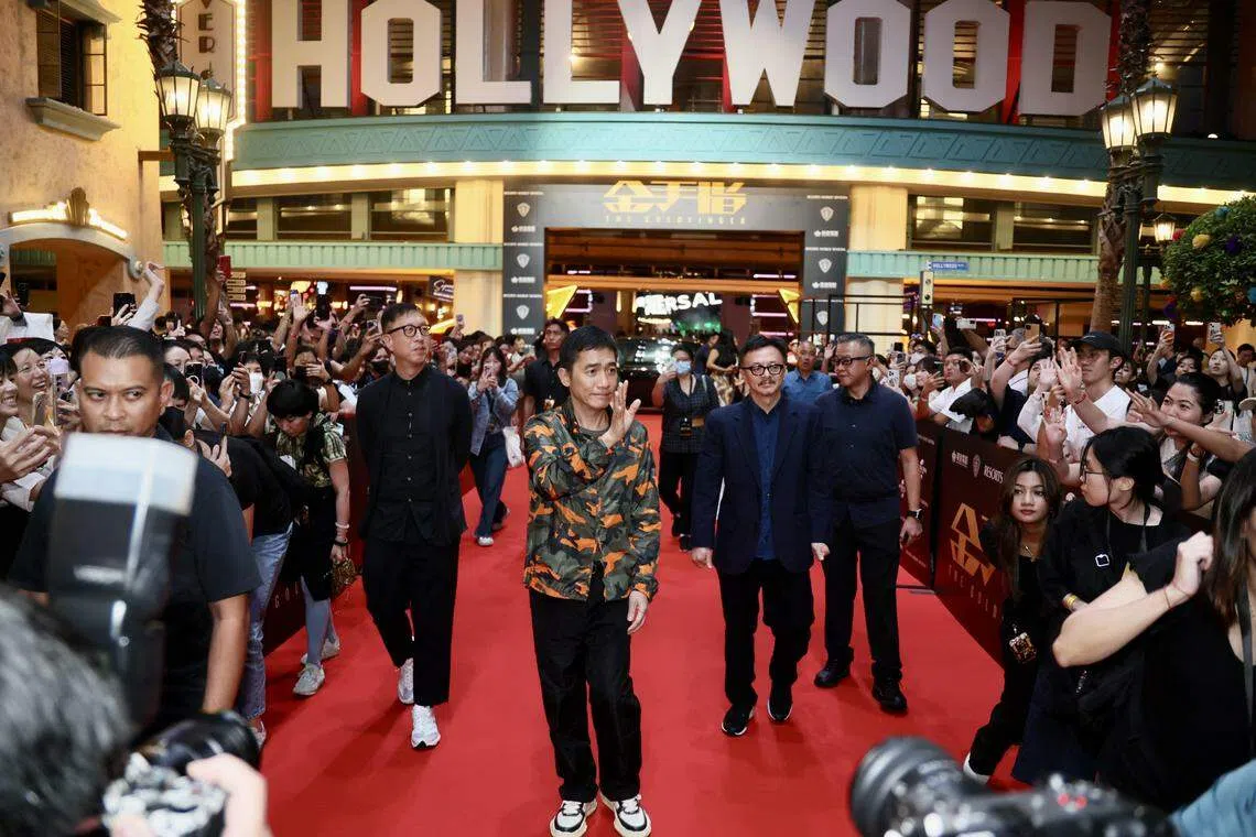 圣淘沙名胜世界特地为梁朝伟设置了50米的红地毯。（龙国雄摄）