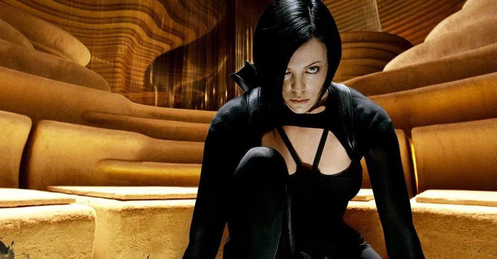 Theron在2005年拍摄《倩影刺客》时受伤差点全身瘫痪。（互联网）