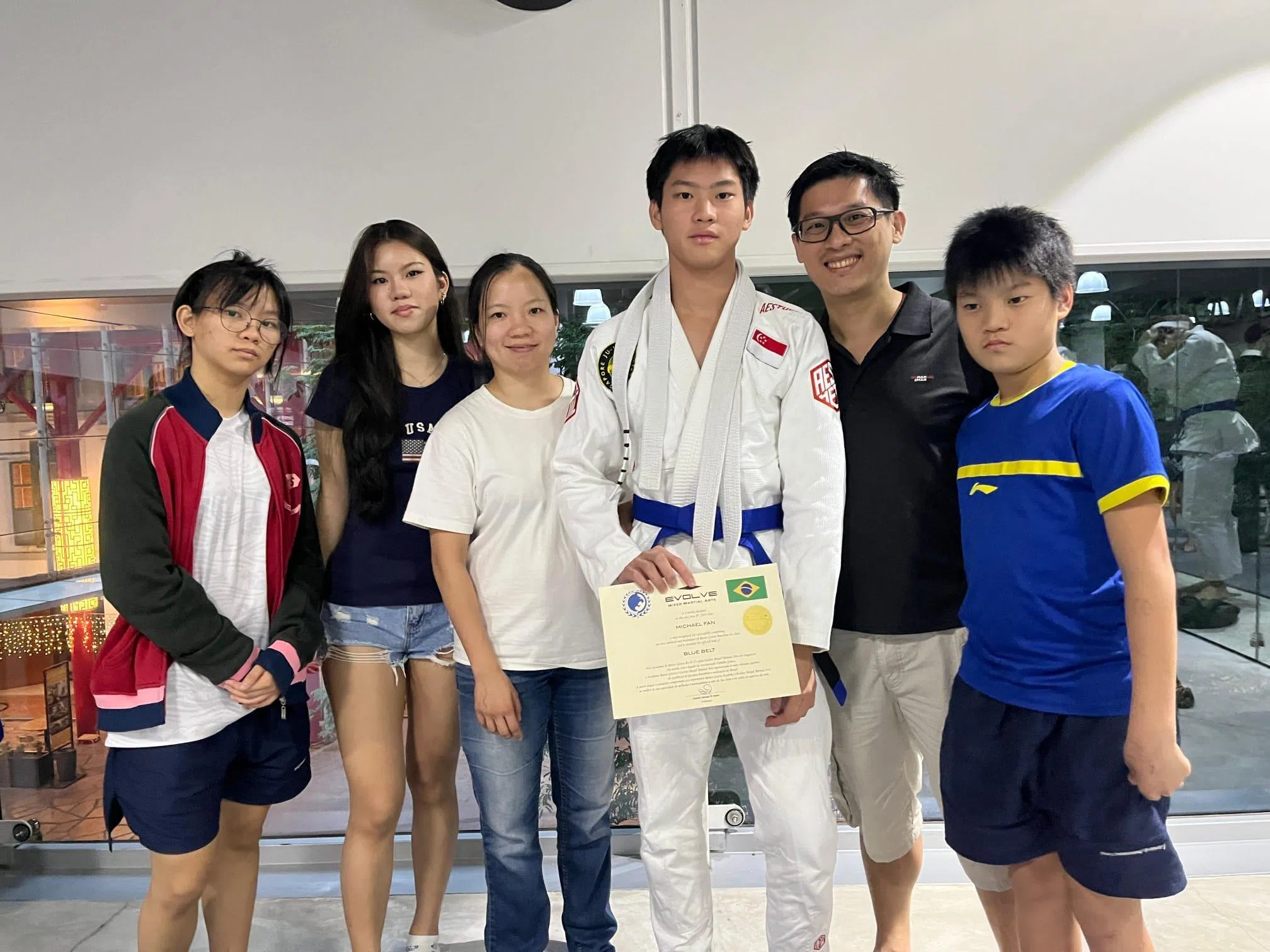 除了四兄妹中年龄最长的范瑞恩（左二）外，廖玲鈴（左三）的二女儿范瑞姿（左一）、大儿子范瑞汶（右三）、小儿子范瑞翔（右一）和丈夫范宗登（右二）都在练习柔术。（受访者提供）