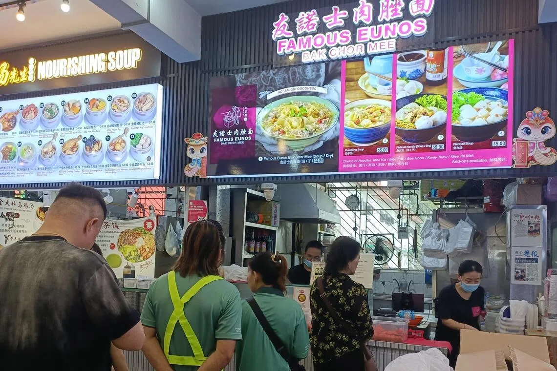 友诺士肉脞面自1923年起家，至今传承103年，发展到第五代。接班人吕珏葳认为，本土南洋美食不会落伍，只要保持传统口味，就能经得起时间考验。（温伟中摄）