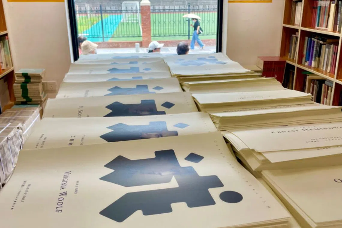 在诚与真书店，摆放好多幅作家与“诚”搭配的主题海报，让人思索。（张志华摄）